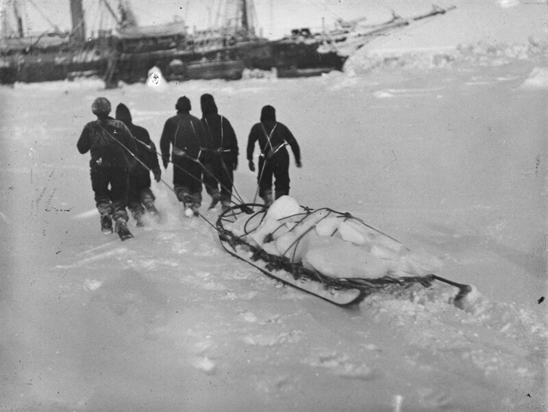 Экипаж собирает свежий лед, чтобы получить из него воду