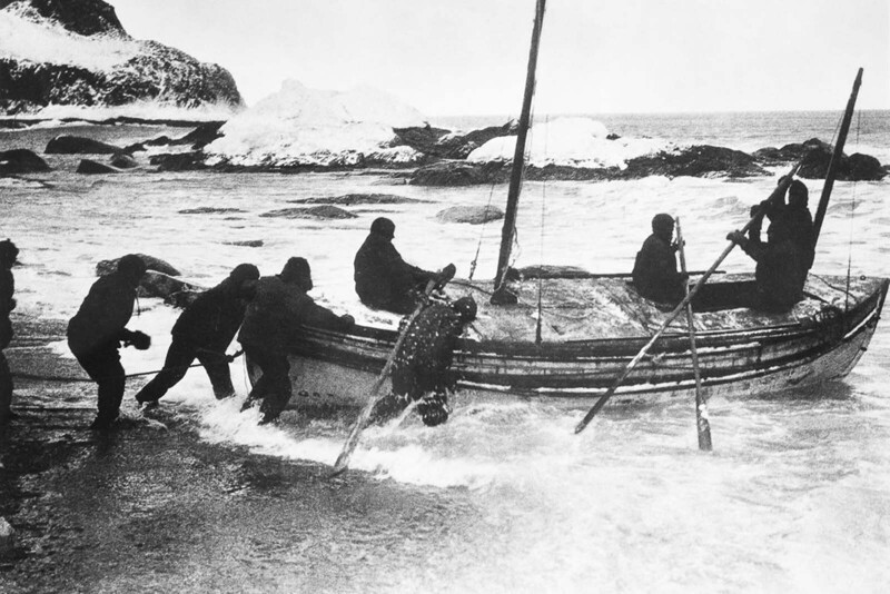 Шлюпка с командой из шести человек отправляется в плавание с острова Элефант с миссией достичь острова Южная Георгия