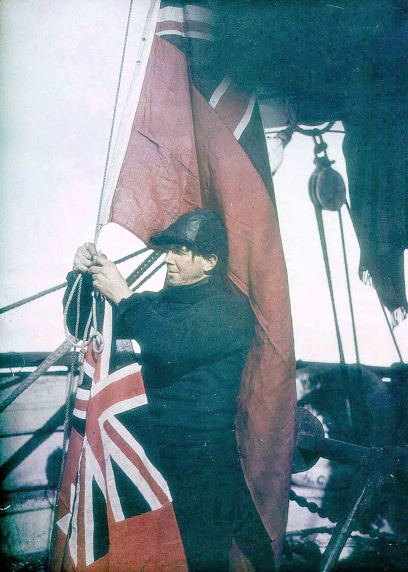 Третий помощник Альфред Читэм регулирует сигнальные флаги "Эндьюранс"