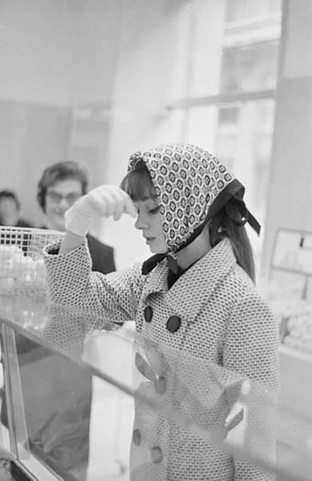 Одри Хепберн в продуктовом магазине. Снимок папарацци. Рим. 1961 год