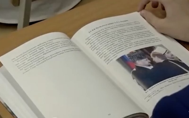 В школьную программу включили книгу об Ахмате Кадырове