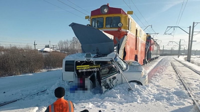 Авария дня. В ДТП с поездом на Алтае погибли дети