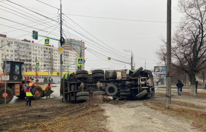 Авария дня. В Волгограде у автобетоносмесителя отказали тормоза