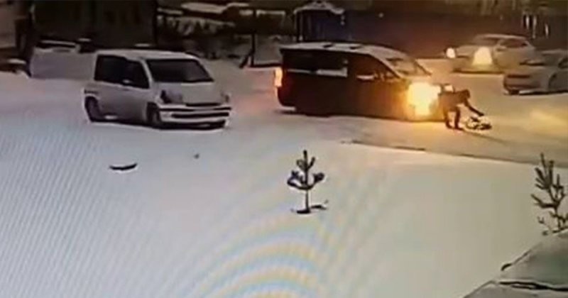 В Новосибирске минивэн сбил ребёнка на снегокате