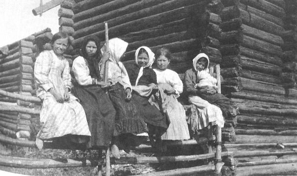 Русские девочки в повседневной одежде. Ярославская губерния, 1915 год