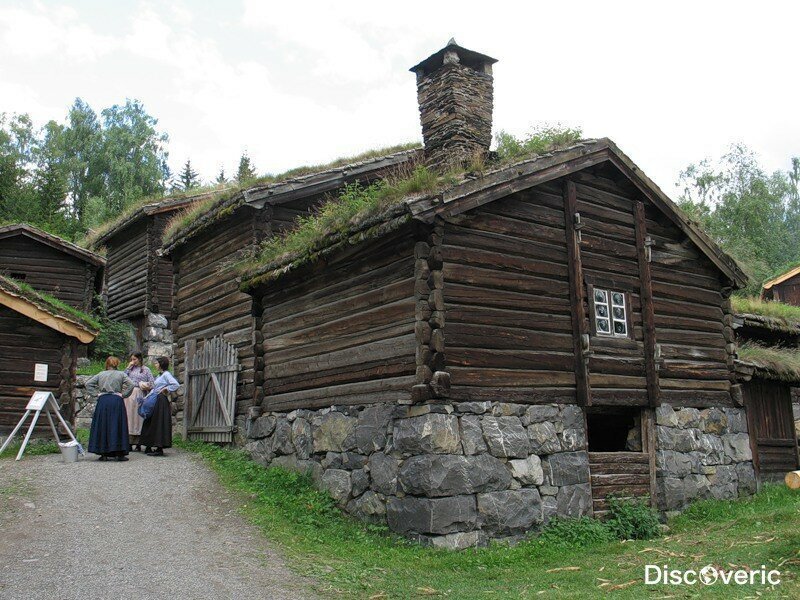 А это Норвегия. Типичное жилье фермера. Это тоже музей под открытым небом. Такие вот скромные избушки строили "варяги"