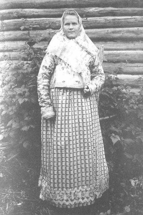 Молодая крестьянка в праздничном костюме. Костромская губерния, 1907 год
