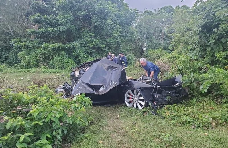 Tesla Model S упала со скалы в Пуэрто-Рико и превратилась в металлолом, а водитель получил лишь пару царапин