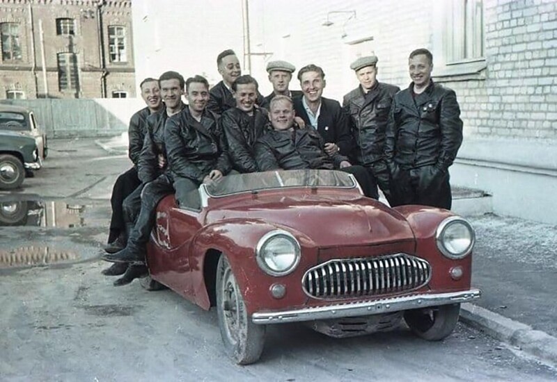 Инженеры и механики возле автомобиля Москвич-404 Спорт. 1956 год