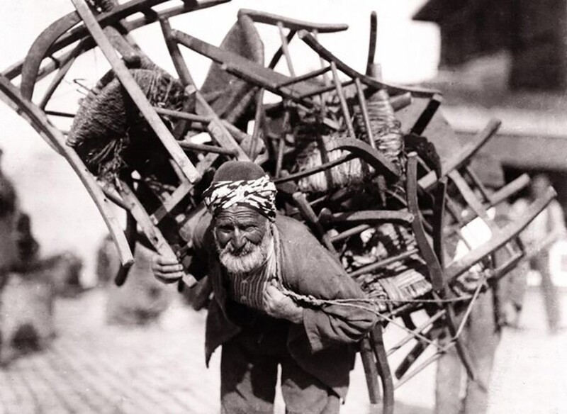 Местный предприниматель, который носил стулья на спине и сдавал их за 10 центов утомленным туристам, Константинополь, 1920 год