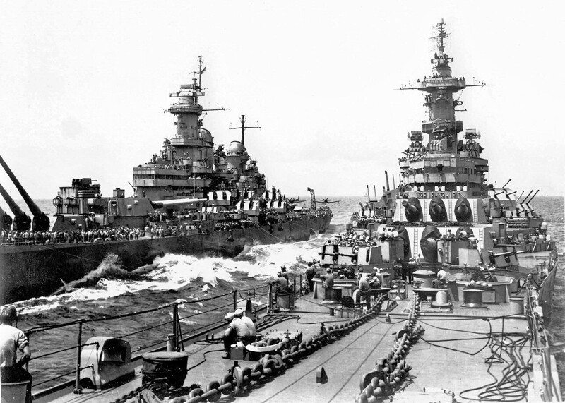 Американские линейные корабли USS Missouri (BB-63, слева) и USS Iowa (BB-61) приближаются к побережью Японии, 20 августа 1945 года