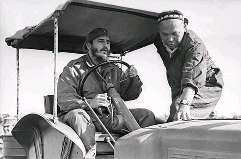 Колхоз "Кзыл Узбекистан". На фото: Фидель Кастро и Ахмаджон Адылов, на хлопковом поле. Май 1963 года.