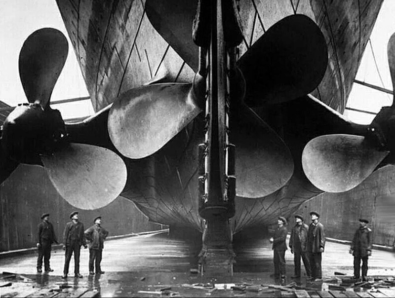 Рабочие Harland and Wolff стоят под винтами Титаника. 1912 год