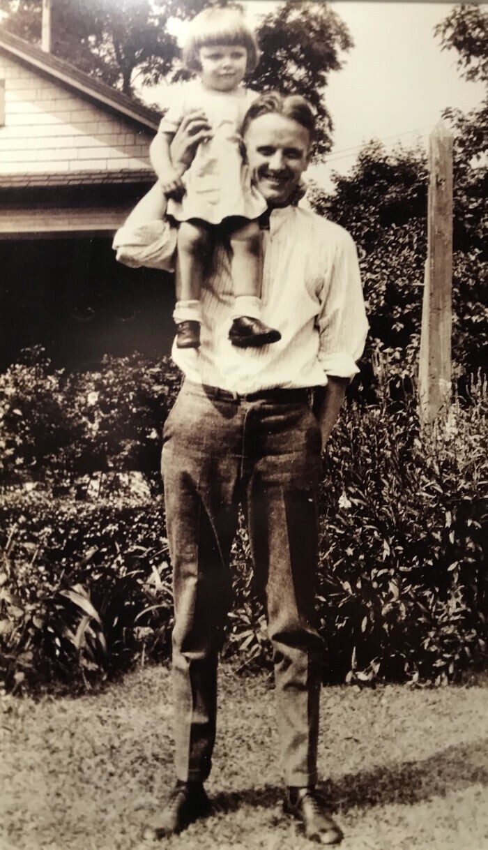 "Фото моей мамы на плечах ее папы, 1925 год"