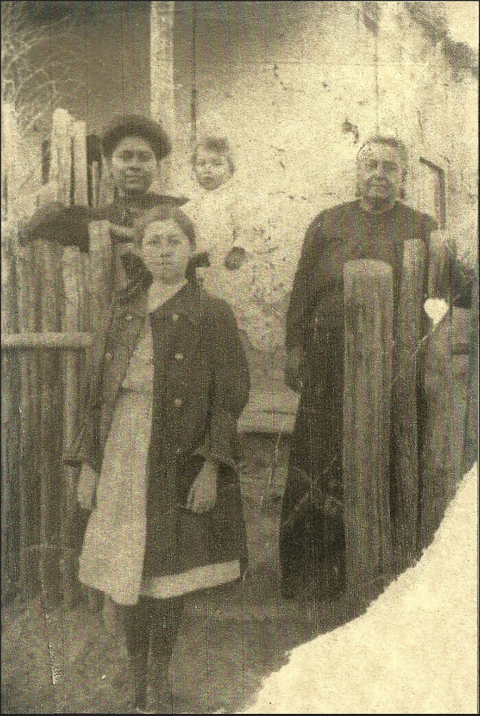 "Моя прабабушка - справа. Эта фотография была сделана в 1914 году, незадолго до ее смерти. Это единственный снимок, переживший наводнение"