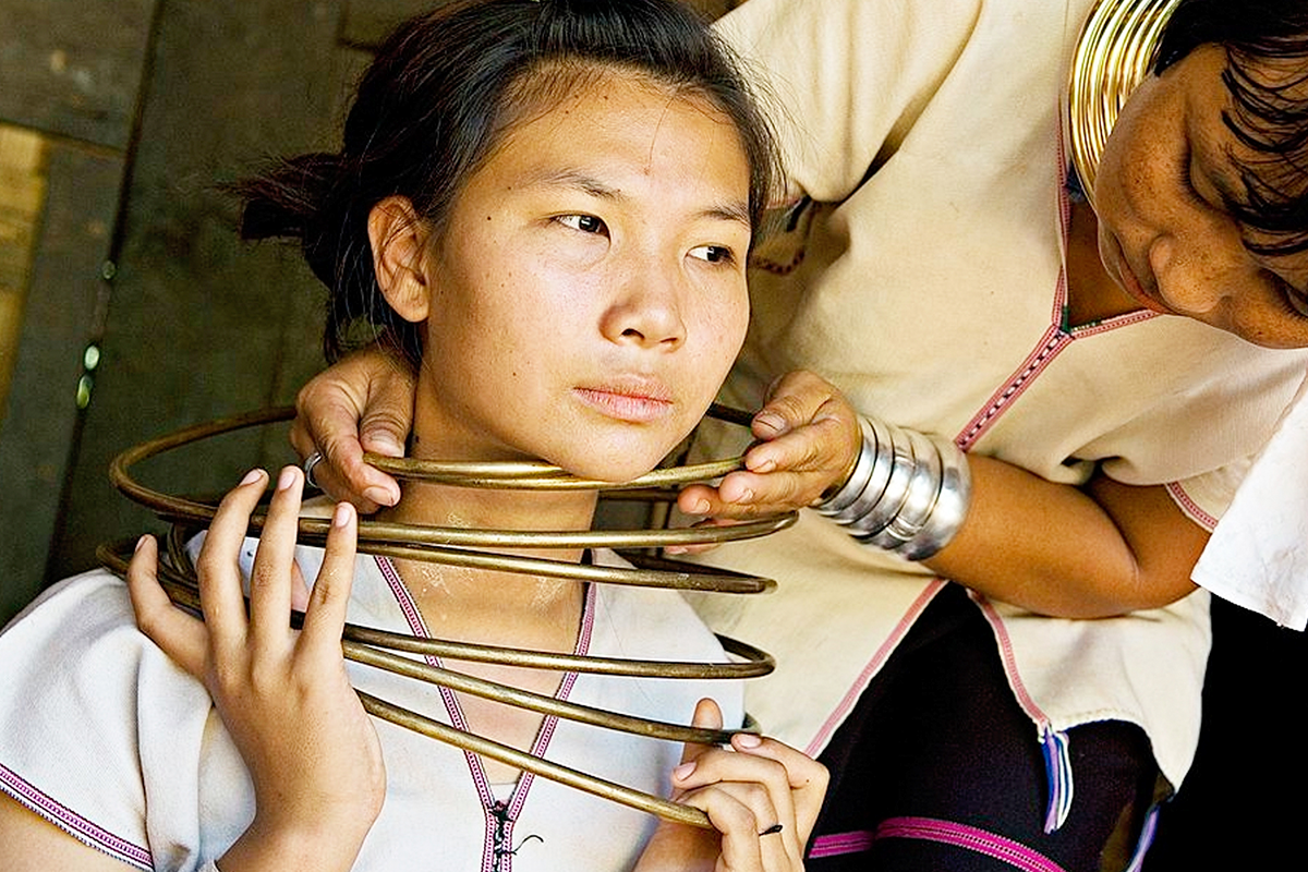Почему некоторые длинный. Бирма племя падаунги. Племя Падаунг без колец. Племя Падаунг Бирма без колец. Длинная шея у женщин.