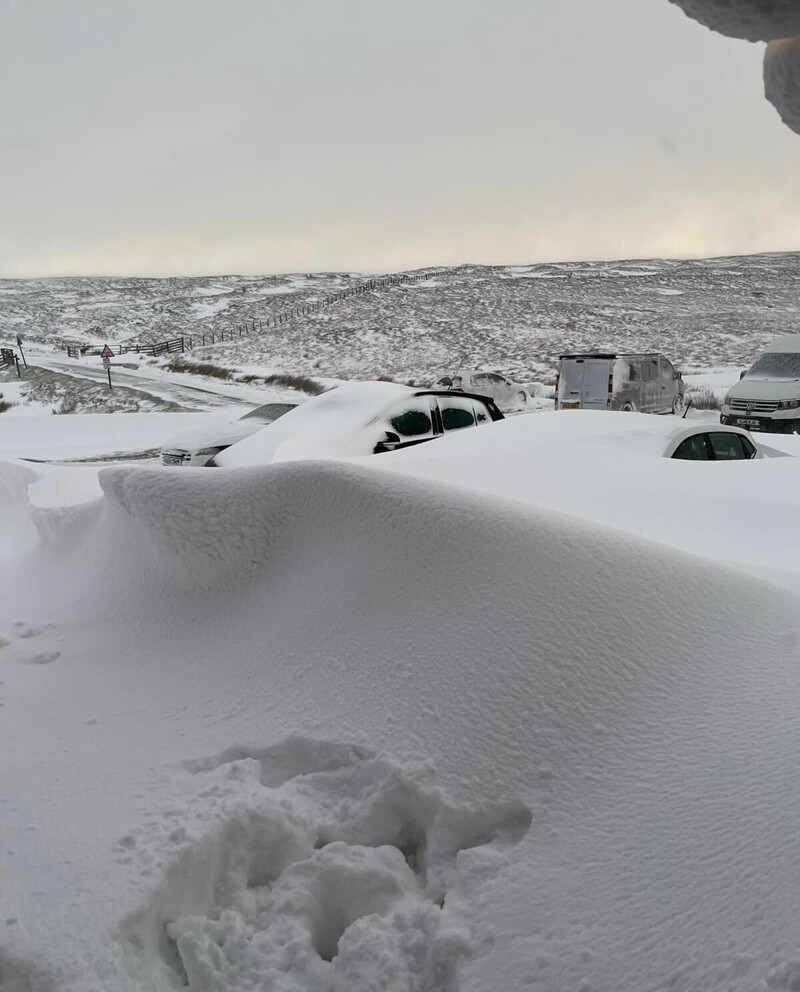 Сильный снегопад запер 60 человек в британском пабе на три ночи
