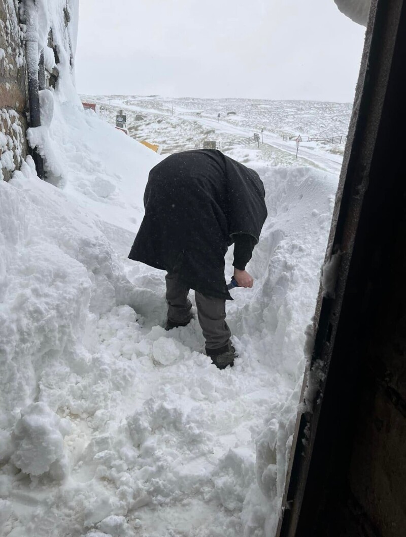 Снег высотой до метра в некоторых местах блокировал выходы из гостиницы