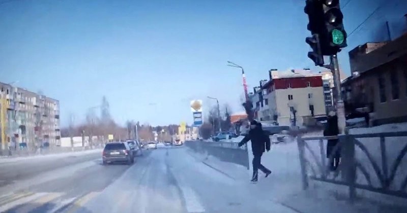 Пешеход бросился под машину: попытка автоподставы на Урале 