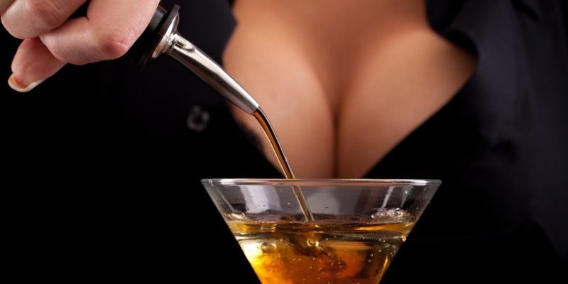 Алкоголь, которым поливали женскую грудь