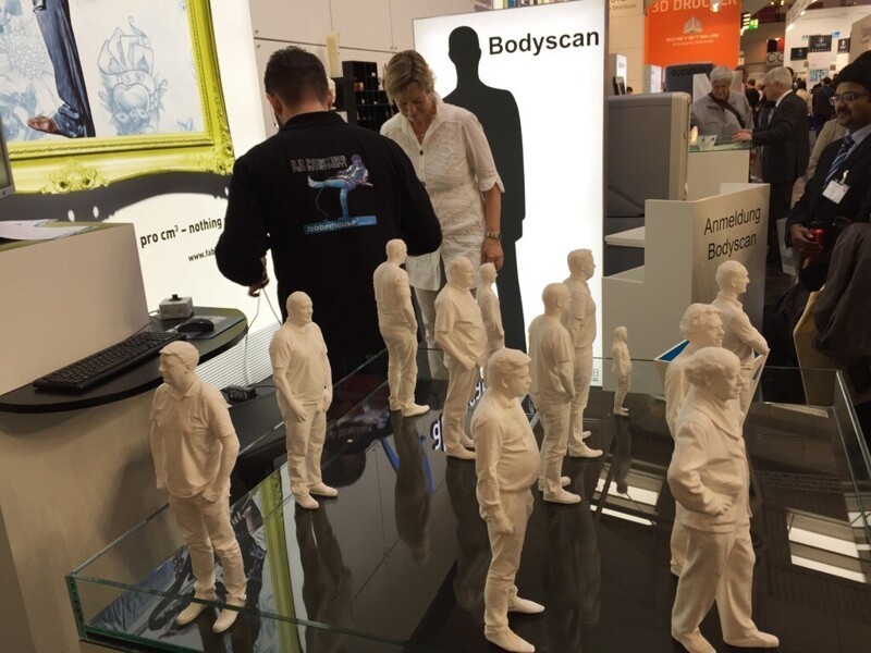 Поехали на выставку в Германию. Там занимаются 3D-сканированием людей и печатают мини-статуи в деталях