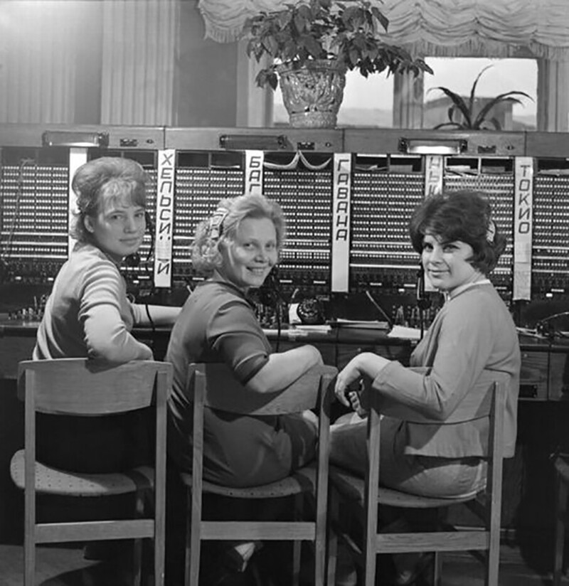 Центральная телефонная станция международной связи. У телефонного пульта.  Фото М. Ганкин 1966-й год