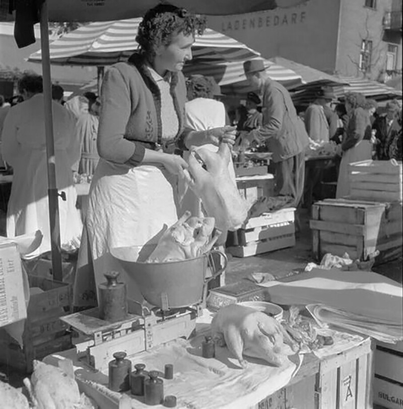 Баварская крестьянка продаёт на ярмарке уток. Мюнхен, 1957 год