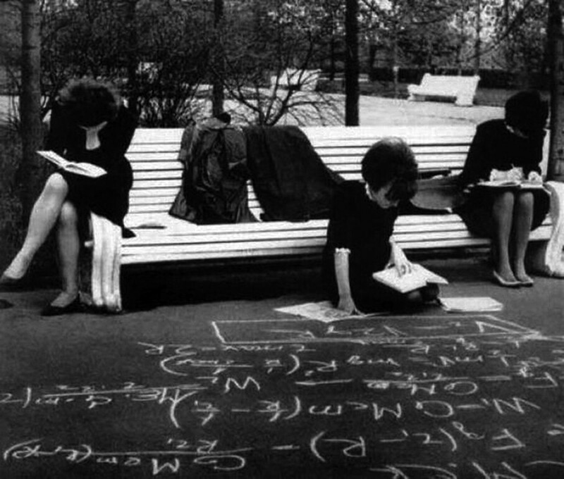 Студентки готовятся к экзаменам. СССР. 1960-е