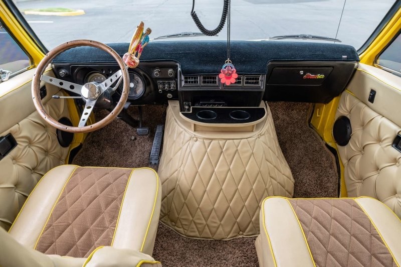 Dodge Tradesman 1977 года — лучший автомобиль для тусовок