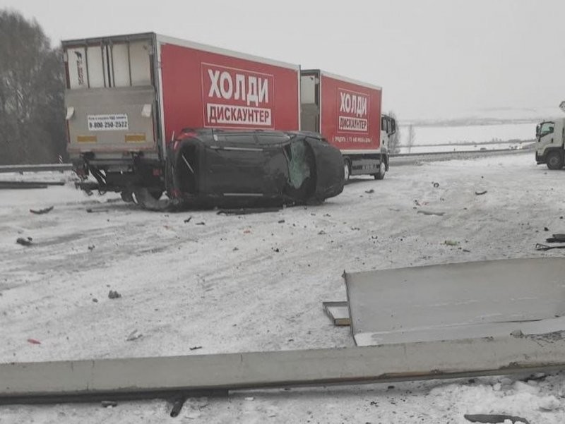 Авария дня. В Кемеровской области автомобиль вылетел с трассы и врезался в придорожное кафе