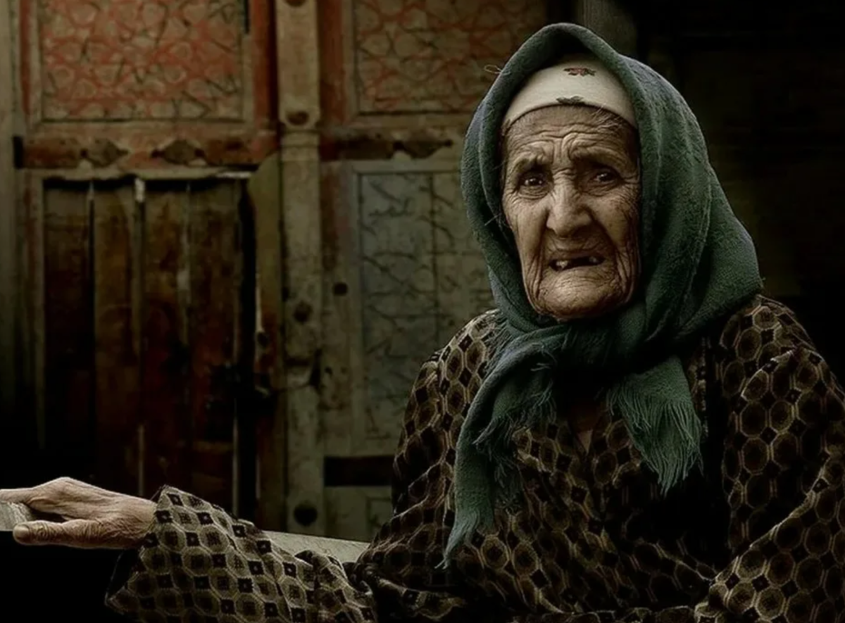 Старая женщина колдунья.