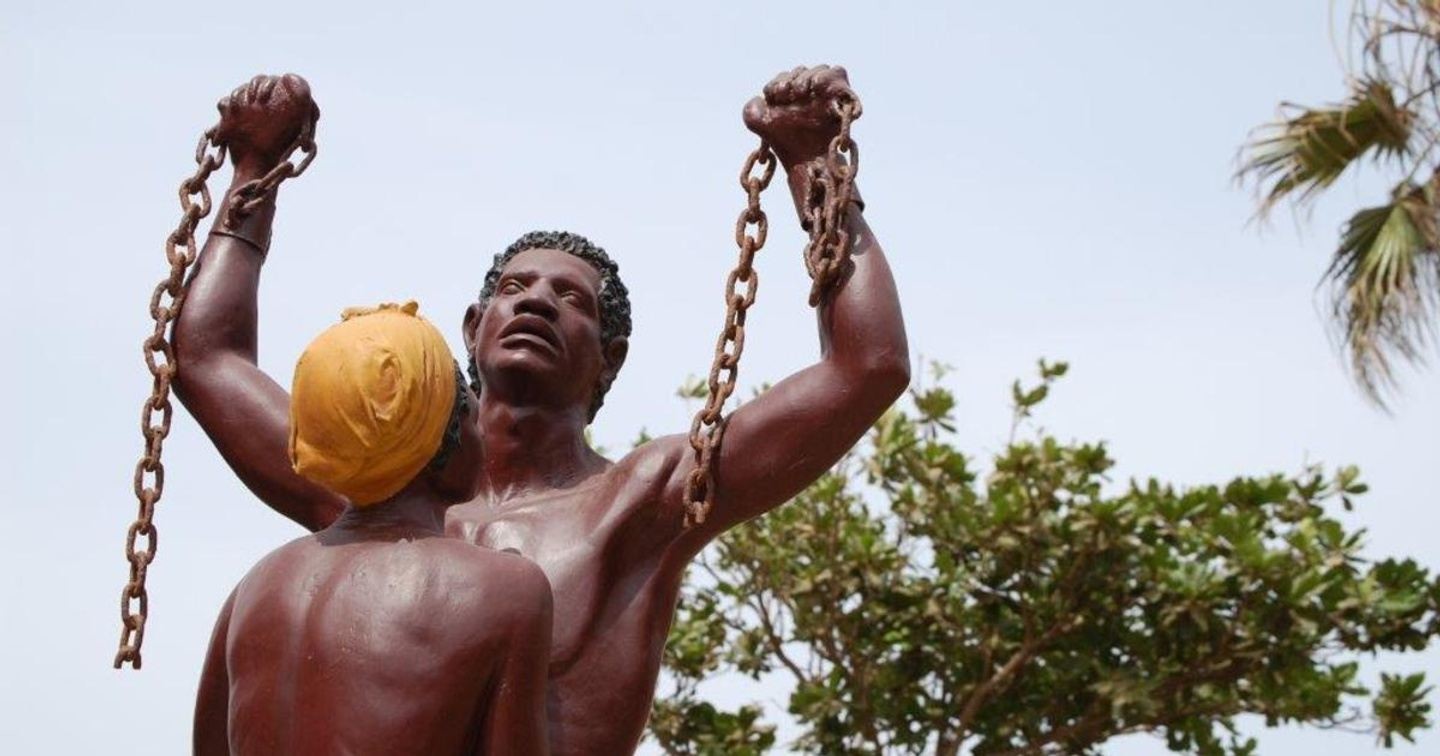 Темнокожий раб. Горе, Сенегал работорговля. Международный день памяти жертв трансатлантической работорговли. Негр на цепи.