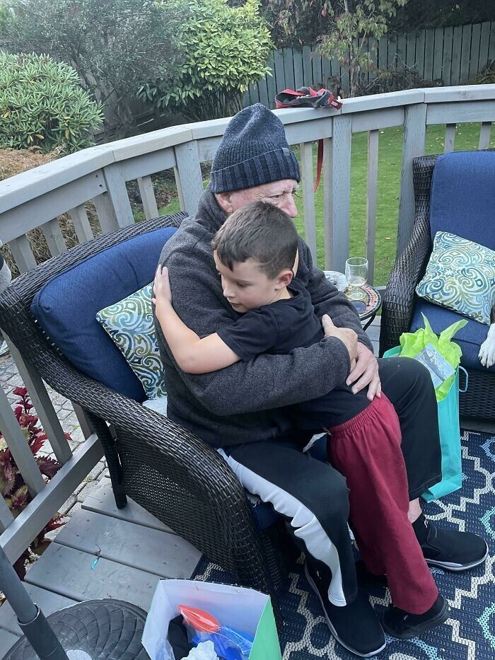 "90-летний дедушка с деменцией обнимает 4-летнего внука. Иногда он забывает наши имена, но о нем помнит всегда"