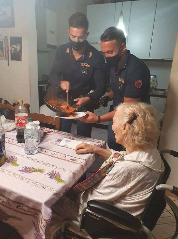 87-летняя женщина позвонила в полицию во Флоренции, Италия. Она сказала, что ей одиноко и она голодна. Вот результат