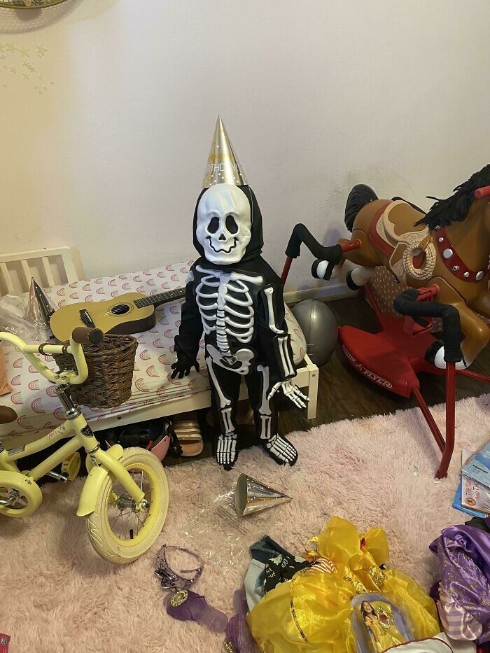 "Моя дочь обожает Хэллоуин и жуткие костюмы. Мы подарили ей костюм скелета на день рождения, и она носила его не снимая"