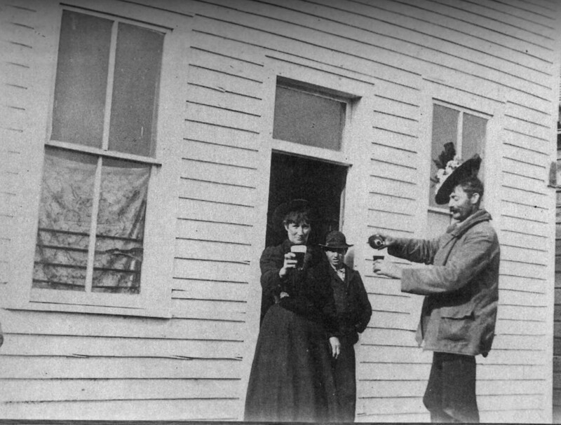 9. Джейн Кэнэри (Бедовая Джейн) и ковбой Тедди Блю Эбботт, поменявшись шляпами, пьют в салуне в Гилт Эдж, штат Монтана. 1887 год