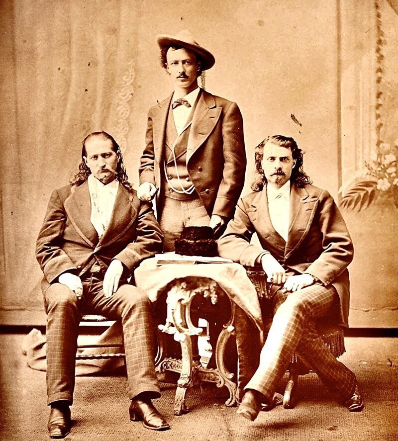 6. Герои Дикого Запада: Дикий Билл (слева), Техас Джек (стоит) и Буффало Билл (справа), сентябрь 1873 года