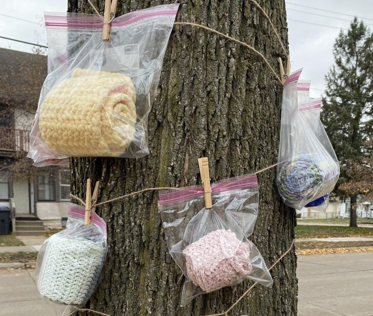 "Кто-то из моих соседей вяжет шарфы и шапки и оставляет их на улице, чтобы те, кому они нужны, забирали их бесплатно"