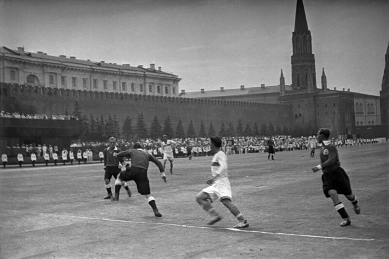Футбол на Красной площади. Фото Эммануил Евзерихин, 1930-е, г. Москва, Красная пл.