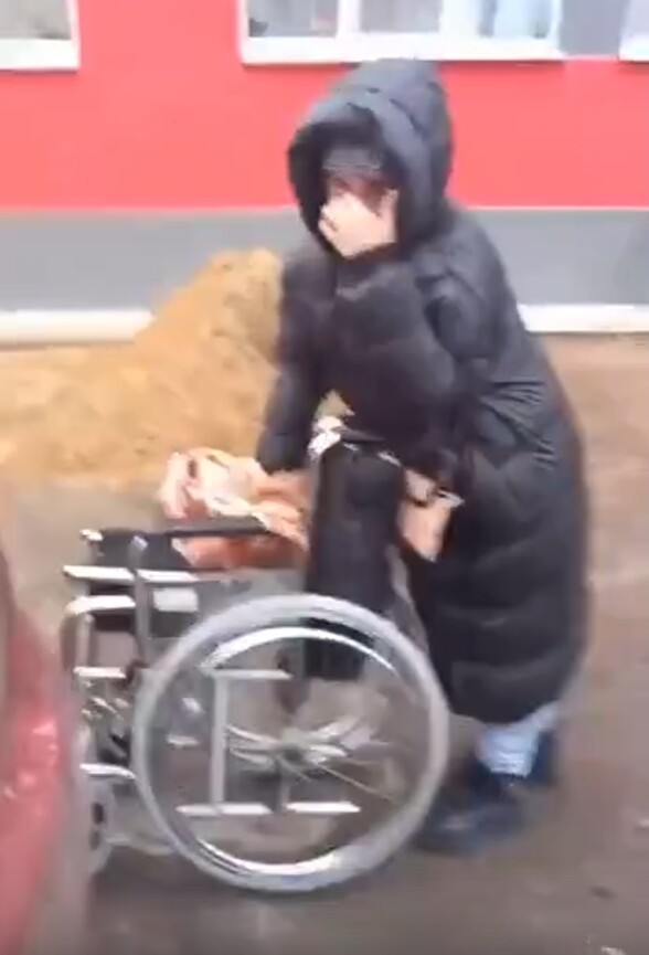 "Вижу, что вы ходите!": в Солигорске таксист отказался везти попрошайку с инвалидной коляской