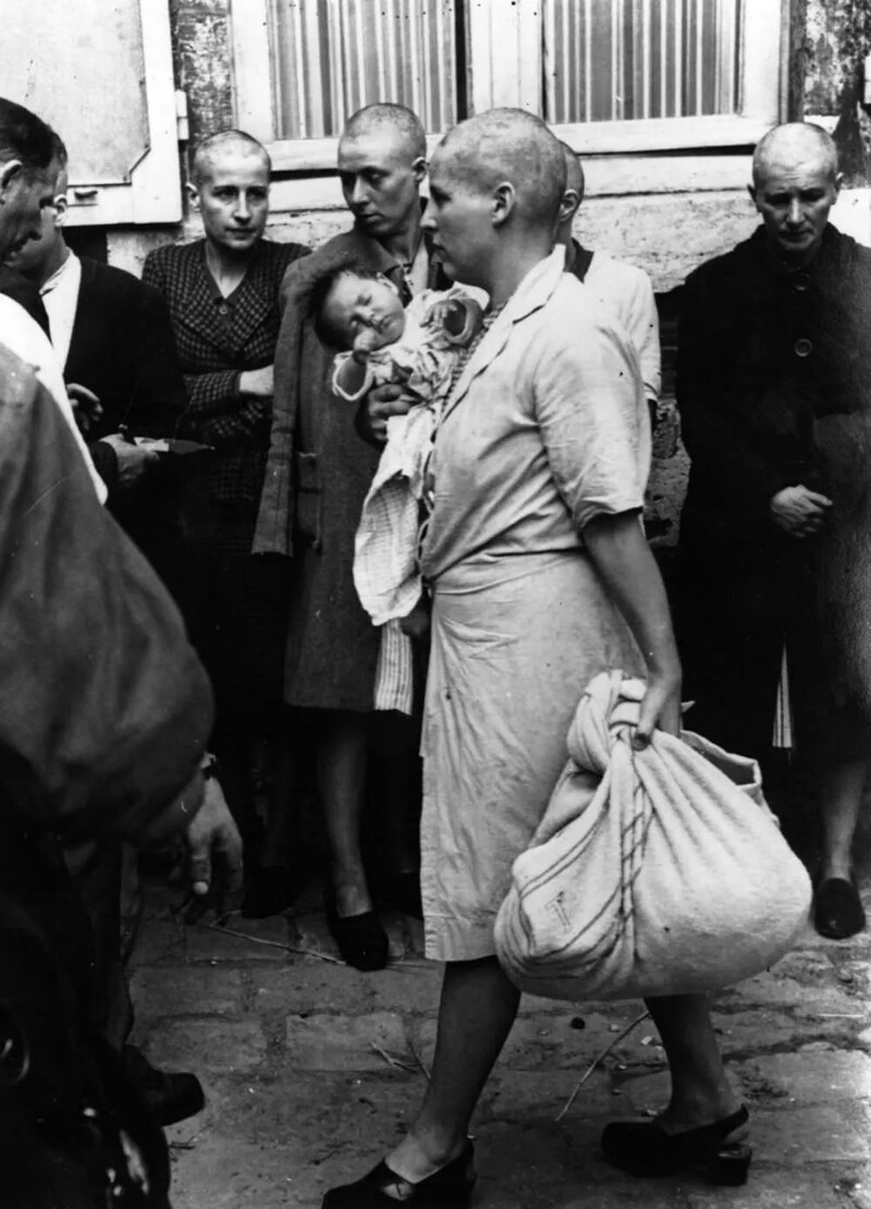 6. Та же женщина с ребенком проходит мимо ряда женщин, которых постигла та же участь. Шартр был освобожден армией союзников в августе 1944 года