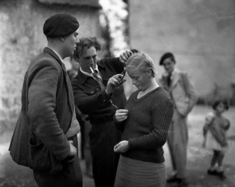 9. Те же молодые французы остригают волосы другой женщине. 1 января 1945 года