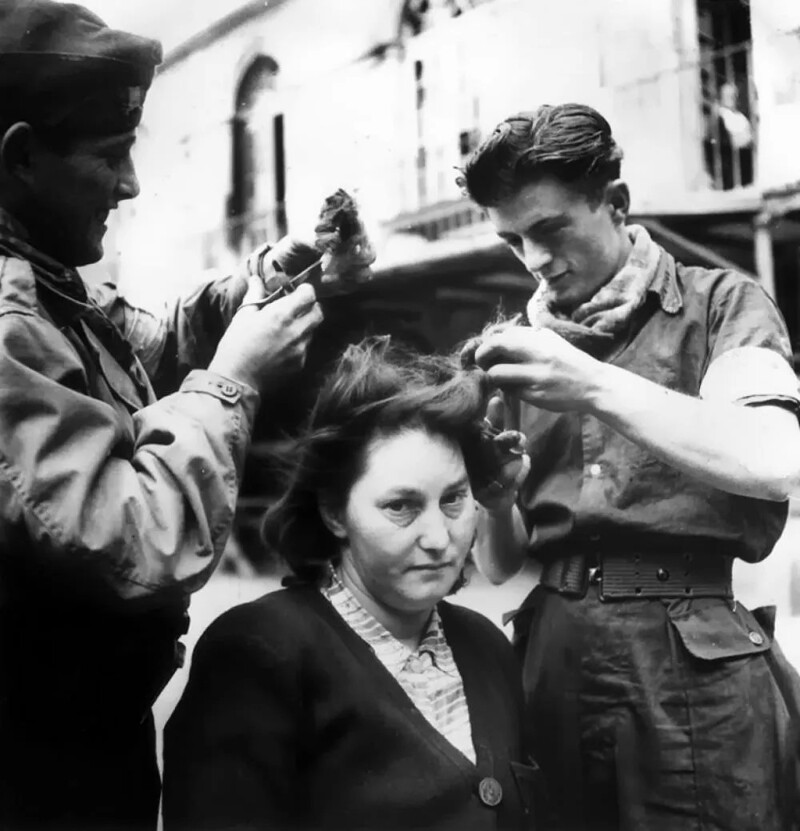 7. Солдаты остригают волосы коллаборационистке в День взятия Бастилии. 12 августа 1944 г.