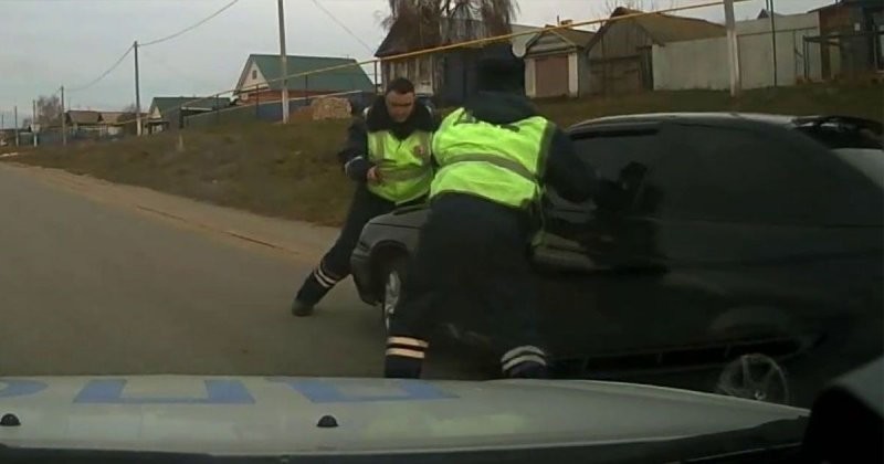 В Татарстане автоинспектору пришлось стрелять по колесам, чтобы остановить нарушителя