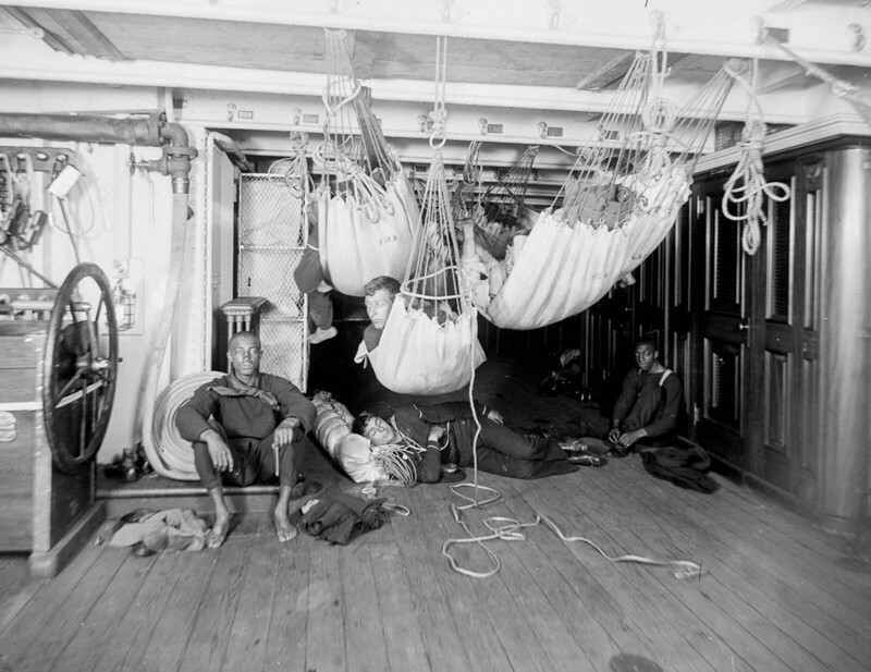 На борту крейсера "Бруклин": жизнь моряков на военном корабле, снимки 1896 года