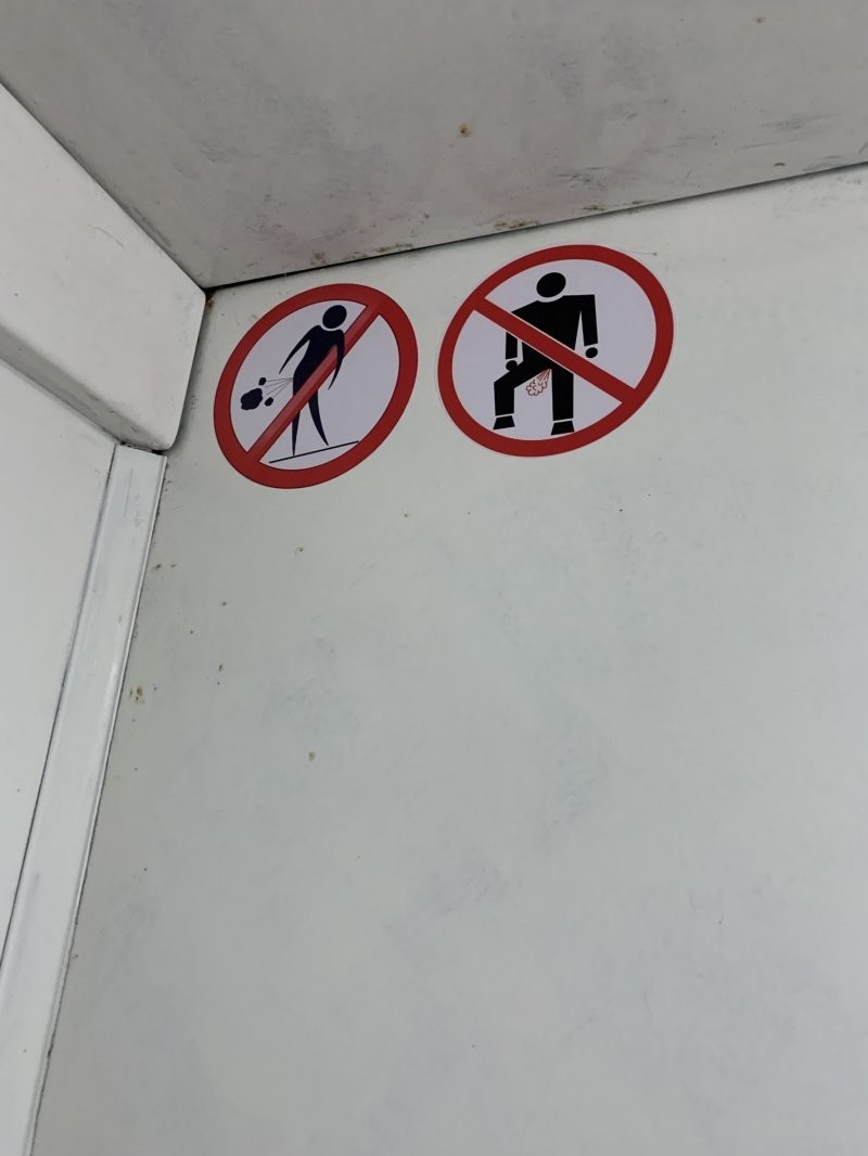 Важные знаки в лифте