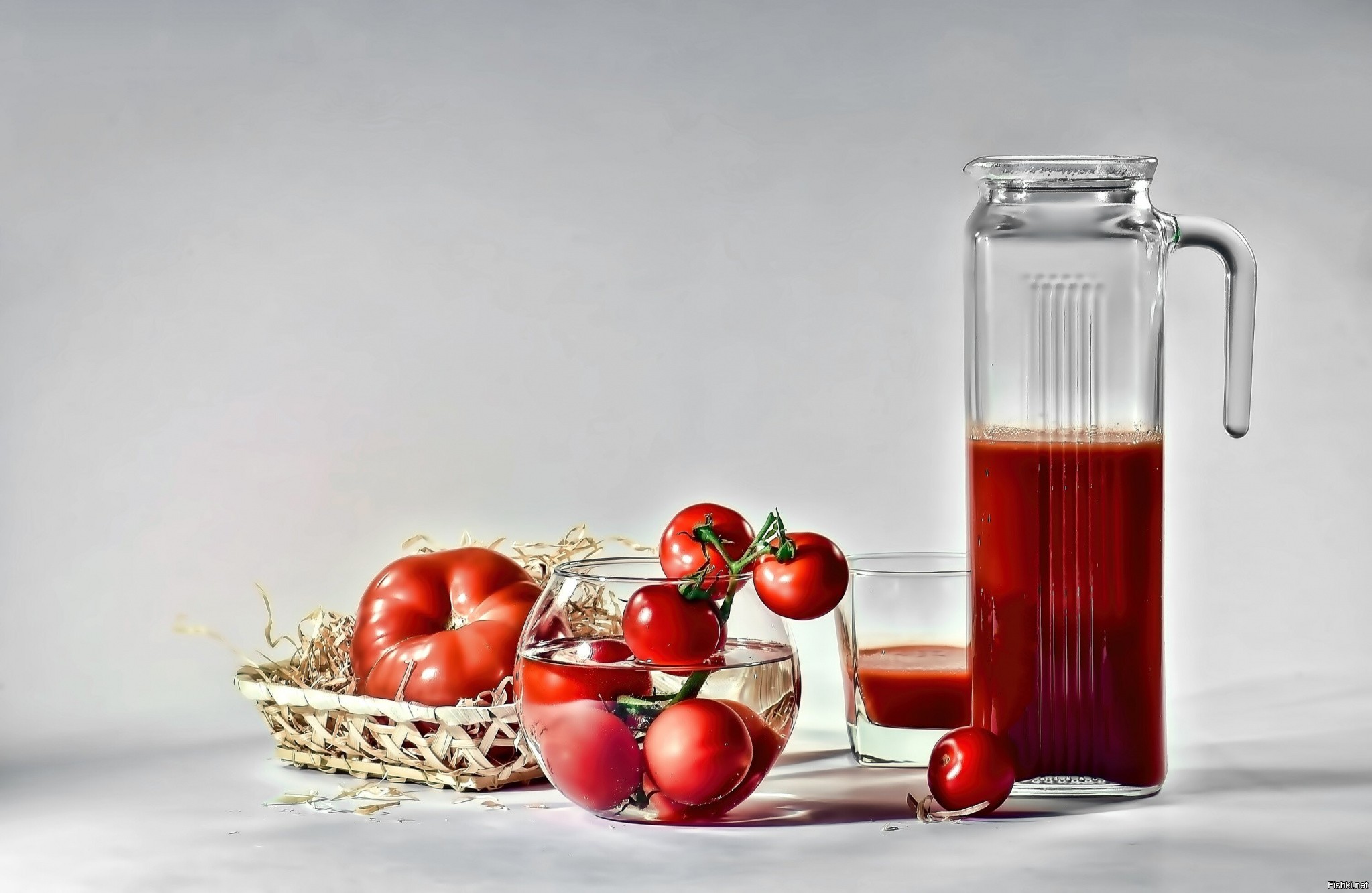 Вода вода томатный сок вода вода. Томатный сок. Натюрморт с помидорами. Графин для сока. Натюрморт кувшин и помидор.