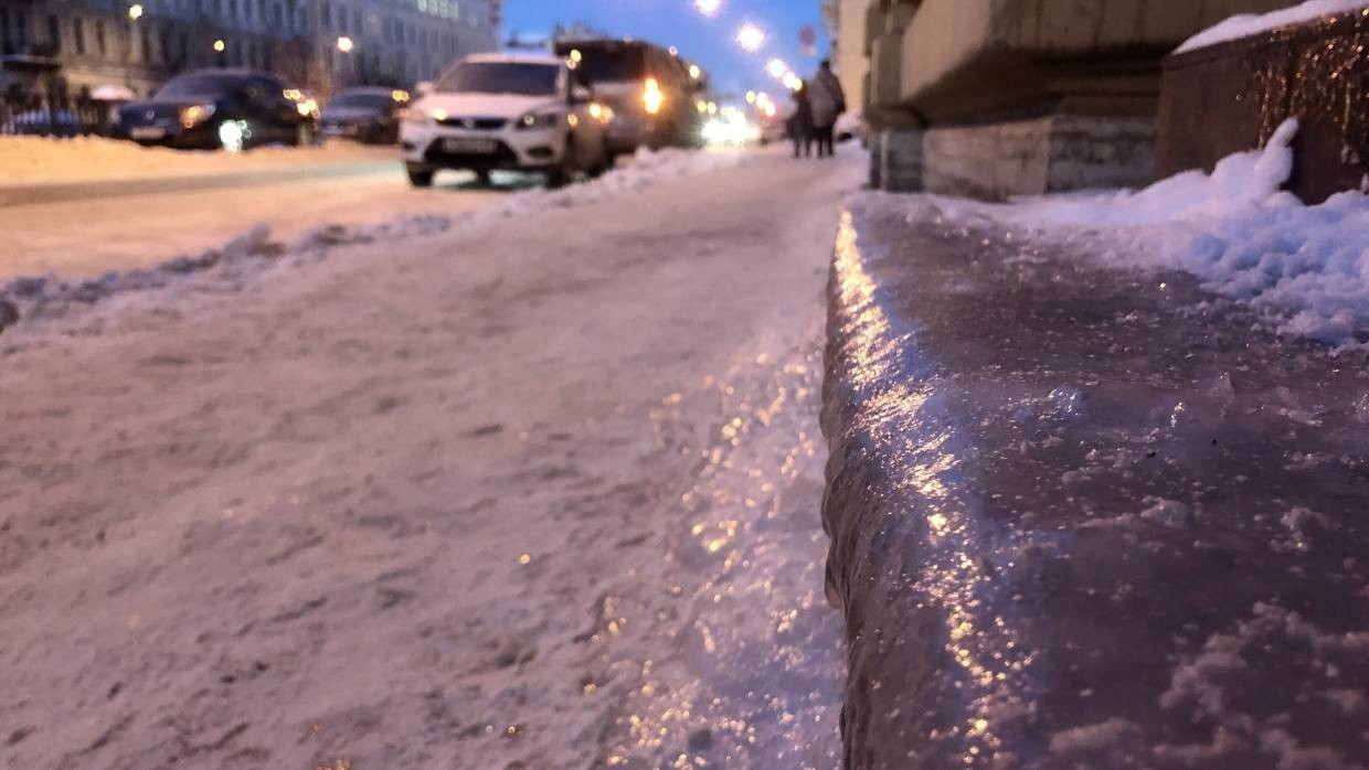 Петербургские власти винят водителей в ДТП на нерасчищенных дорогах