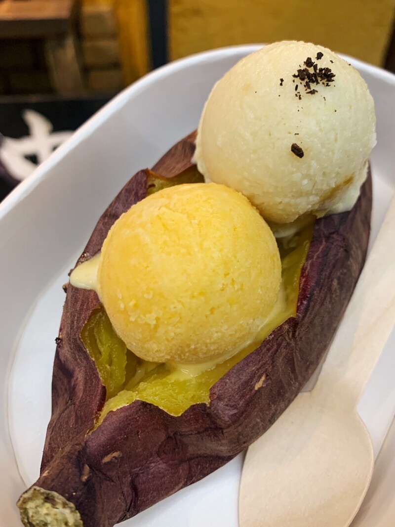2 шарика картофельного мороженого в сладком печёном картофеле