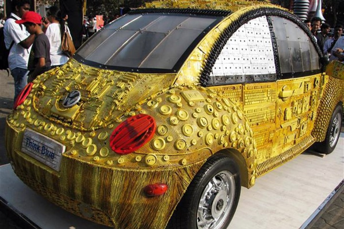 Нашли золотую машину. Золотой Volkswagen Beetle. Золотая машина. Инсталляция автомобиля. Машина из подручных материалов.